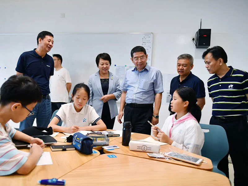 海南省副省长王路参观iSchool微城未来学校.jpg